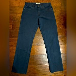 Men’s Jos A Bank tailored fit navy blue pants 34 x 32 in great condition.